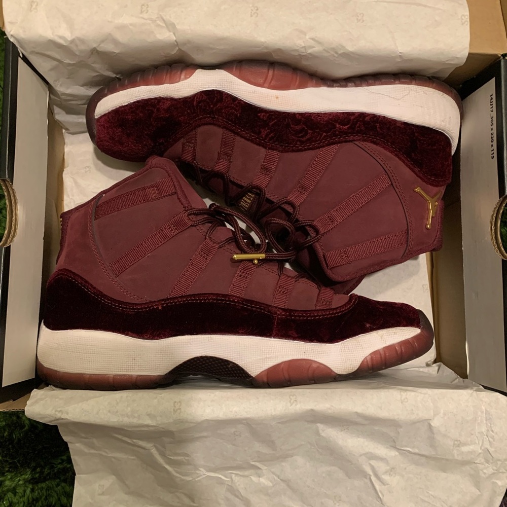 Jordan retro 11 heiress night maroon size 7y